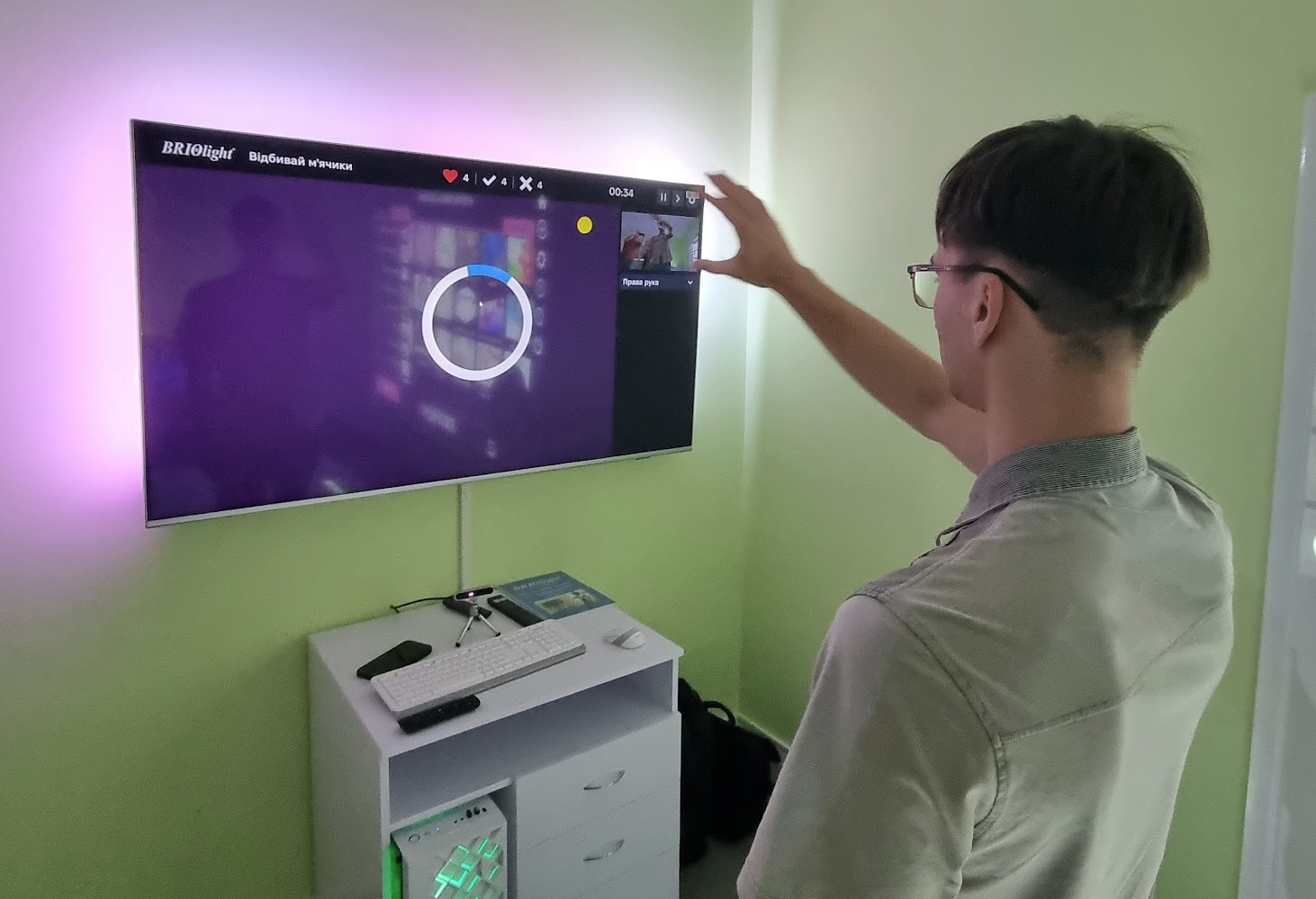 A person performs an interactive Briolight rehabilitation exercise